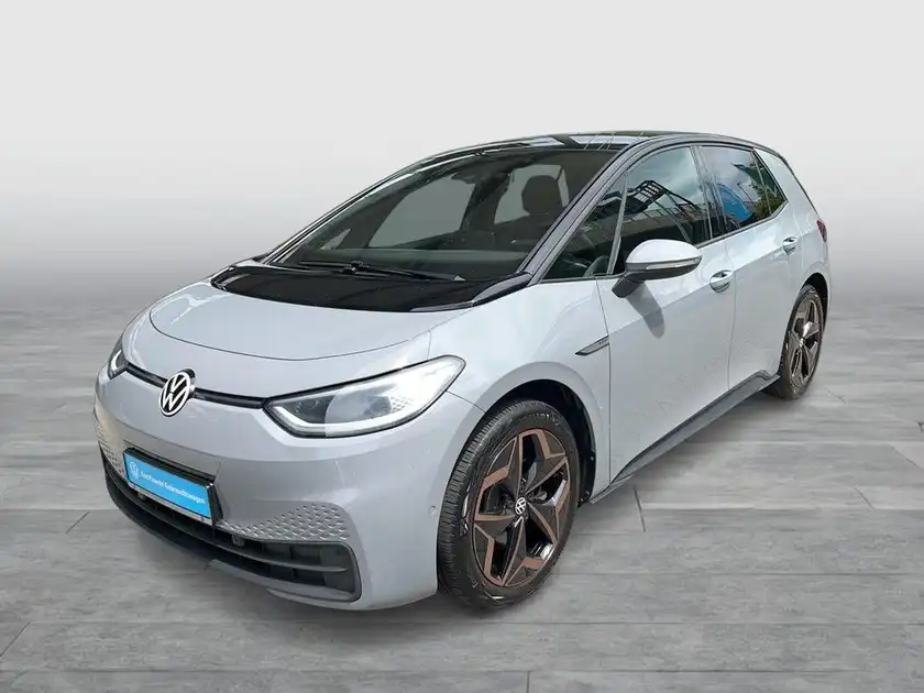 Das Bild zeigt einen silbernen VW ID.3 aus der Frontalansicht.