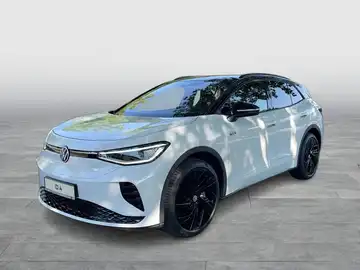 Das Bild zeigt einen weißen VW ID.4 aus der Frontansicht.