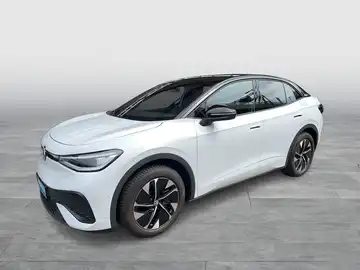 Das Bild zeigt ein Fahrzeug, einen VW ID.5, von der Seite und in weißer Farbe.