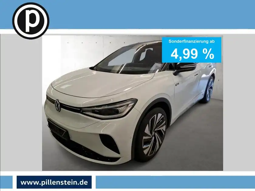 Das Bild zeigt einen weißen VW ID.5 aus der Seitenansicht. Im Bild ist ein Händlerlogo eingeblendet und es gibt markante Texteinblendungen.