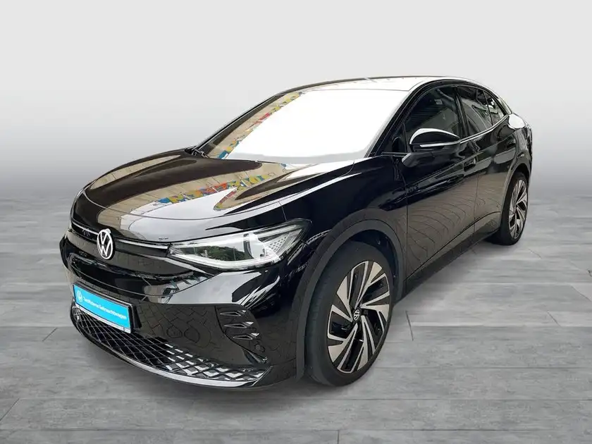 Das Bild zeigt einen VW ID.5 von der Seite in schwarzer Farbe.