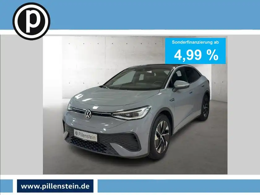 Das Bild zeigt einen VW ID.5 PRO von vorne in grau. Das Händlersymbol ist sichtbar und es gibt markante Texteinblendungen auf dem Bild.