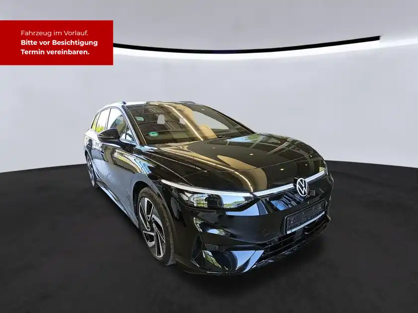 Das Bild zeigt einen schwarzen VW ID.7 in Seitenansicht. Es enthält einen Hinweis zur Terminvereinbarung auf rotem Hintergrund.