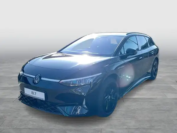 Das Bild zeigt einen VW ID.7 aus der Seitenansicht. Das Fahrzeug ist schwarz und sieht modern aus.