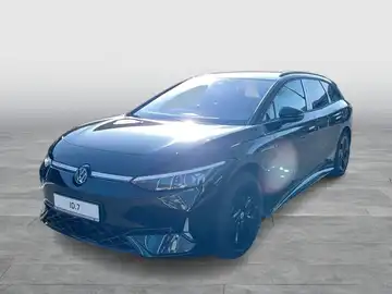 Das Bild zeigt einen VW ID.7 aus der Seitenansicht. Das Fahrzeug ist schwarz und sieht modern aus.