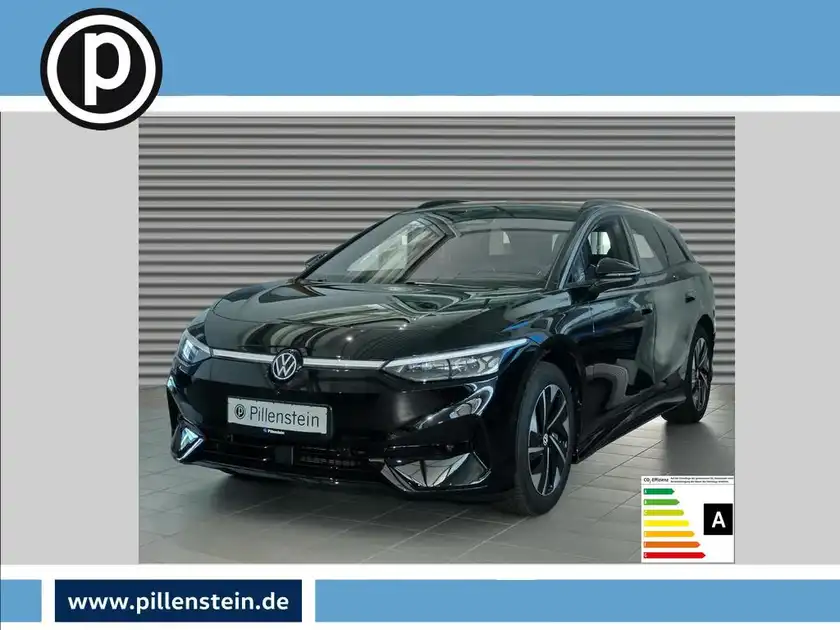 Das Bild zeigt ein Fahrzeug, einen VW ID.7, aus der Frontalansicht. Das Fahrzeug ist schwarz und es ist ein Händlerlogo sichtbar. Zusätzlich sind markante Texteinblendungen vorhanden.