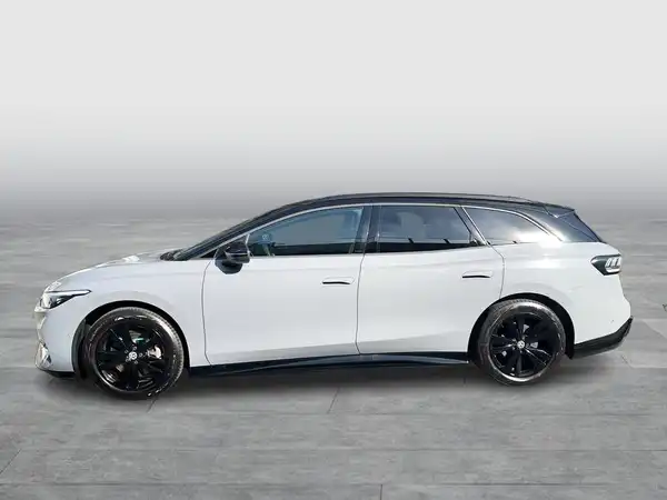 Seitliche Aufnahme eines weißen VW ID.7.