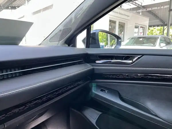 Innenaufnahme des Fahrzeugs, das Interieur ist schwarz.