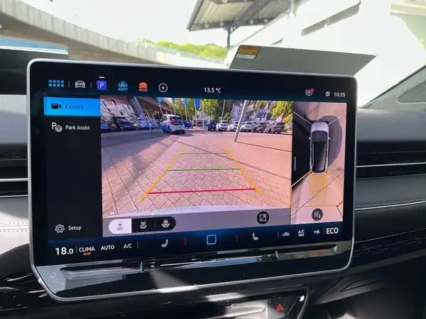 Innenaufnahme des VW ID.7 mit Monitor, der eine Rückfahrkamera zeigt.