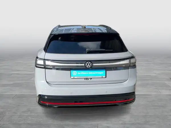 Das Bild zeigt einen VW ID.7 von hinten in weißer Farbe. Es enthält ein Händlerinformationsfeld.