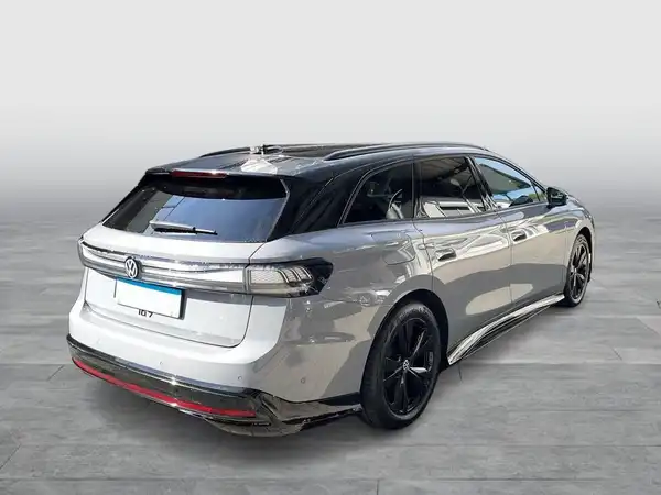 Ein silberner VW ID.7, aufgenommen von hinten.