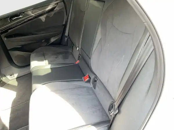 Ein Innenbild des Fahrzeugs zeigt die Rücksitze in schwarzer Farbe.