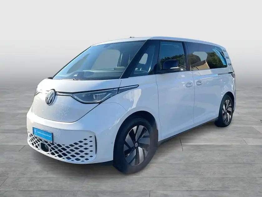 Das Bild zeigt einen weißen VW ID. BUZZ von der Seite.