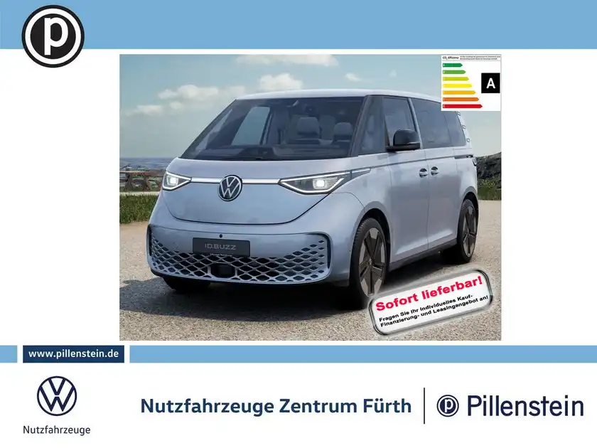 Das Bild zeigt einen blau lackierten VW ID.BUZZ aus der Frontansicht, mit einem Händlerlogo und markanten Texteinblendungen, die auf die sofortige Lieferbarkeit hinweisen.