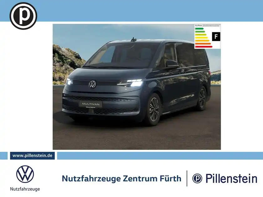 Das Bild zeigt einen VW MULTIVAN aus der Frontalansicht in dunkelblau. Das Händlerinformationslogo ist im Bild vorhanden und es gibt zusätzliche Texteinblendungen.