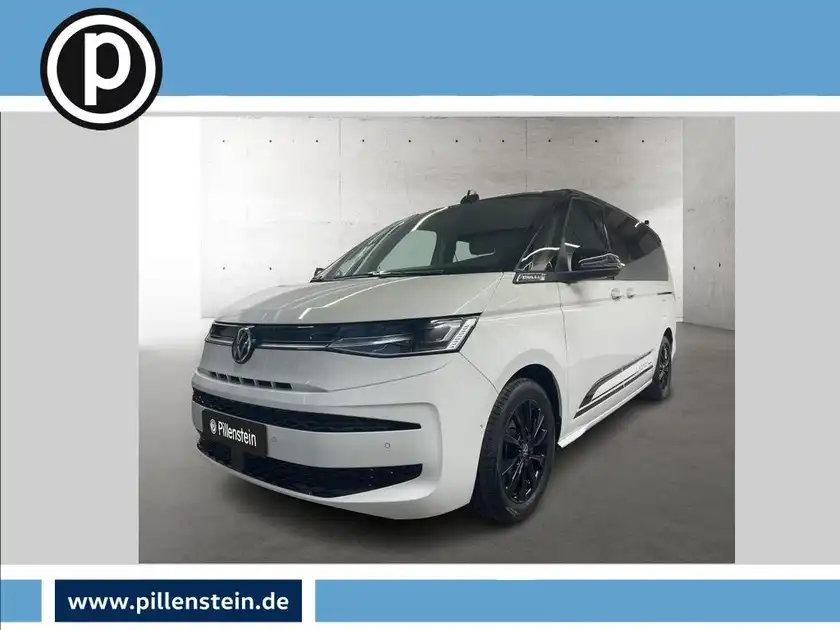 Das Bild zeigt einen weißen VW Multivan aus der Seitenansicht. Es enthält ein Händlerinformationen-Logo und einen markanten Text.