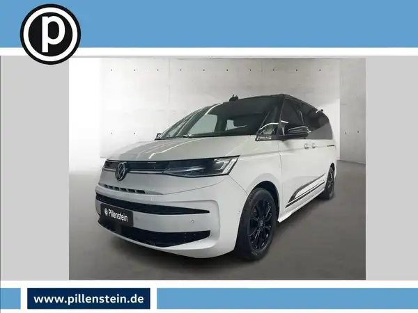 Das Bild zeigt einen weißen VW Multivan aus der Seitenansicht. Es enthält ein Händlerinformationen-Logo und einen markanten Text.