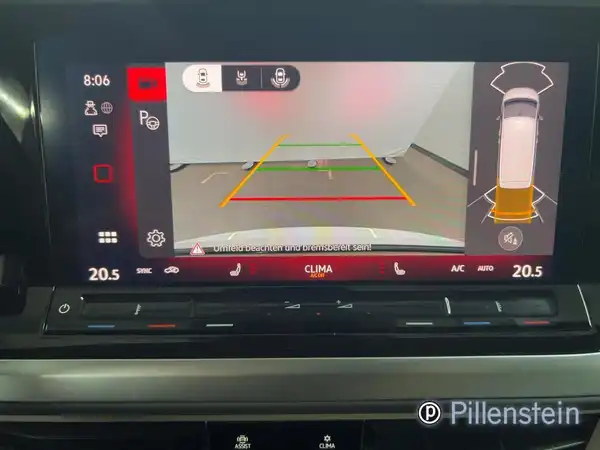 Die Innenaufnahme zeigt einen Bildschirm mit Rückfahrkamera und ist in schwarzem Interieur gehalten.