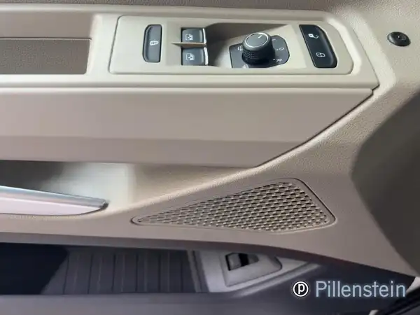 Das Bild zeigt den Innenraum eines Fahrzeugs, spezifisch die Armaturen und Bedienelemente in Beige. Das Händlerinformationslogo ist sichtbar.