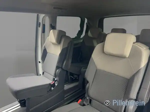 Innenaufnahme des Fahrzeugs VW Multivan in Grau und Beige mit modernen Sitzen.