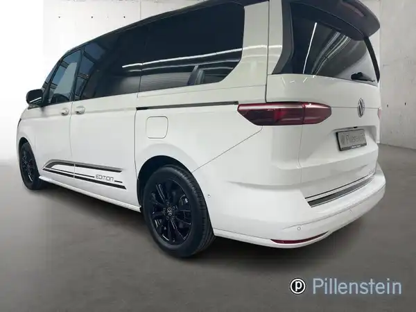 Das Bild zeigt einen weißen VW Multivan von der Seite, dabei ist das Händlerlogo sowie ein markanter Text eingeblendet.