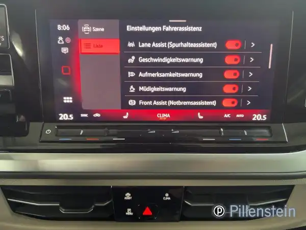 Das Bild zeigt die Innenansicht eines VW Multivan mit einem Dashboard und Bedienfeld für Fahrerassistenzsysteme. Es gibt markante Texteinblendungen auf dem Display.