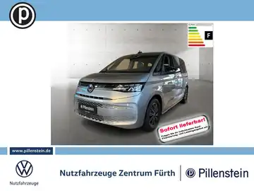 Das Bild zeigt einen VW Multivan in silberner Farbe von der Seite. Es enthält das Händlerlogo sowie markante Texteinblendungen und Informationen zur sofortigen Verfügbarkeit.