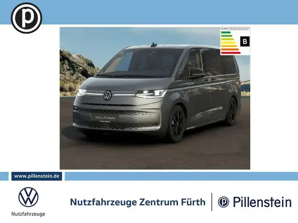 Das Bild zeigt einen grauen VW Multivan aus der Vorderansicht. Es enthält das Händlerlogo "Pillenstein" und weitere markante Texteinblendungen.