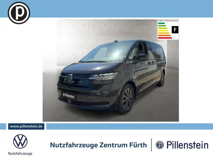 Das Bild zeigt einen schwarzen VW Multivan von vorne, aufgenommen im Ausstellungsraum. Es sind das Händlerlogo und weitere Texteinblendungen zu sehen.