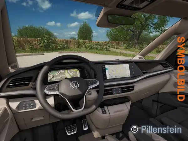 Das Bild zeigt den Innenraum eines VW MULTIVAN aus der Sicht des Fahrers. Die Innenausstattung ist hellbeige und es gibt markante Texteinblendungen sowie ein Händelerlogo.