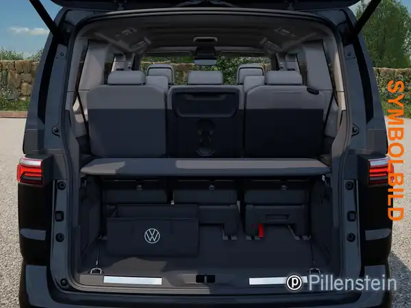 Das Bild zeigt den Kofferraum eines schwarzen VW Multivan aus der Rückansicht. Das Interieur ist ebenfalls in Schwarz gehalten. Es gibt eine Texteinblendung mit dem Hinweis 'SYMBOLBILD'.