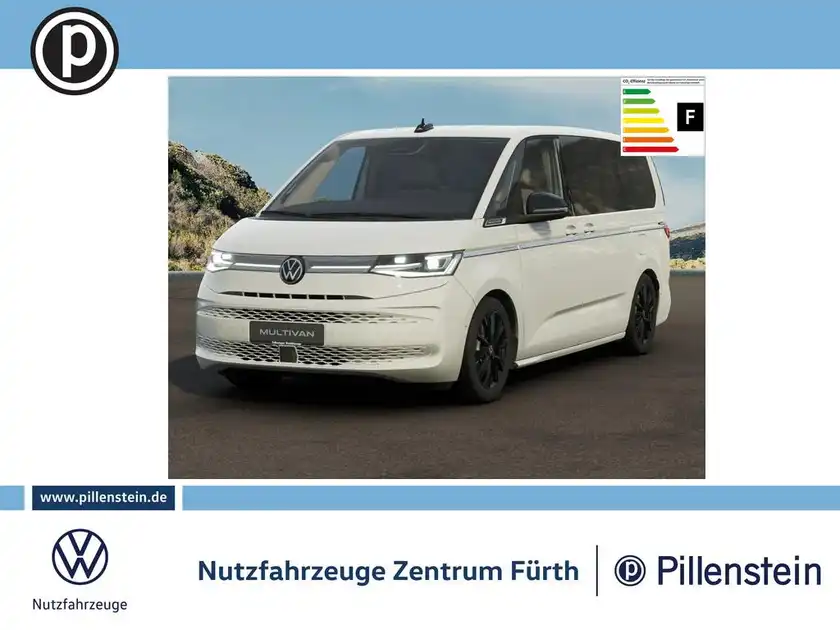 Das Bild zeigt einen weißen Volkswagen Multivan von vorne, mit sichtbarem Händlerlogo und weiteren markanten Texteinblendungen.
