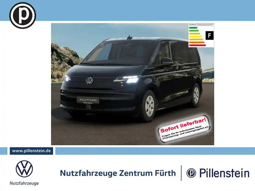 Das Bild zeigt einen schwarzen VW Multivan aus der Frontansicht. Es enthält ein Händlerlogo und eine markante Texteinblendung mit dem Hinweis 'Sofort lieferbar'.