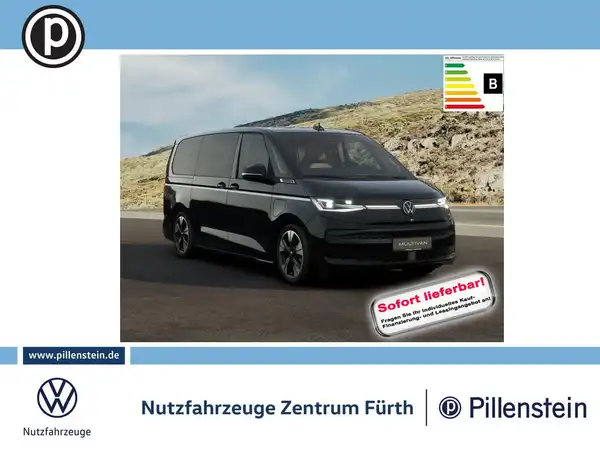 Das Bild zeigt einen VW Multivan von der Seite in schwarzer Farbe. Es handelt sich um ein Anzeige- oder Bannerfoto mit einem Händlerlogo und markanten Texteinblendungen, die auf die sofortige Lieferbarkeit hinweisen.
