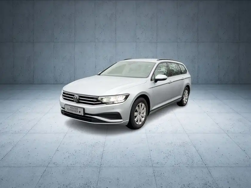 Das Bild zeigt einen VW Passat Variant, aufgenommen von der Seite, in silberner Farbe.