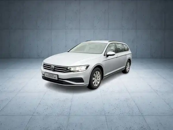 Das Bild zeigt einen silbernen VW Passat Variant von der Seite. Im unteren Bereich sind die Logos des Händlers Walter Schneider und der Marken SEAT, CUPRA, Volkswagen und Škoda zu sehen.
