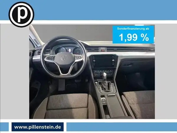 Das Bild zeigt das Innere eines VW Passat Variant, das auf einer Anzeige abgebildet ist. Es ist eine Innenaufnahme, die das Lenkrad und das Armaturenbrett zeigt. Es sind markante Texteinblendungen zur Sonderfinanzierung abgebildet.