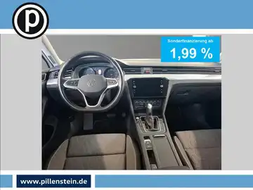 Das Bild zeigt das Innere eines VW Passat Variant, das auf einer Anzeige abgebildet ist. Es ist eine Innenaufnahme, die das Lenkrad und das Armaturenbrett zeigt. Es sind markante Texteinblendungen zur Sonderfinanzierung abgebildet.