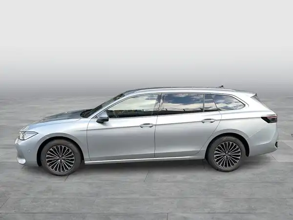 Das Bild zeigt einen silbernen VW Passat Variant von der Seite.