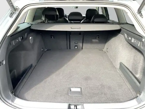 Das Foto zeigt das Innere des Kofferraums eines VW Passat Variant in schwarz.