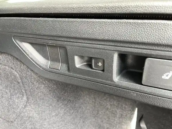 Das Bild zeigt eine Innenaufnahme des VW Passat Variant mit Schaltern in schwarzer Farbe.