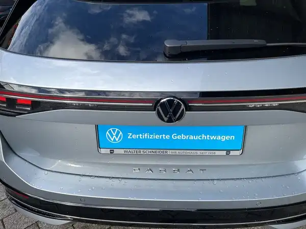 Das Bild zeigt die Rückseite eines silbernen VW Passat Variant. Es enthält das Händlerlogo und eine markante Texteinblendung "Zertifizierte Gebrauchtwagen".