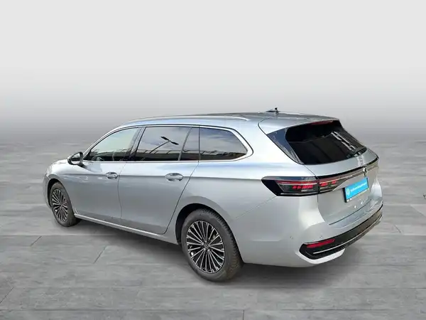 Das Bild zeigt einen VW Passat Variant in silberner Farbe, aufgenommen von der Seite.