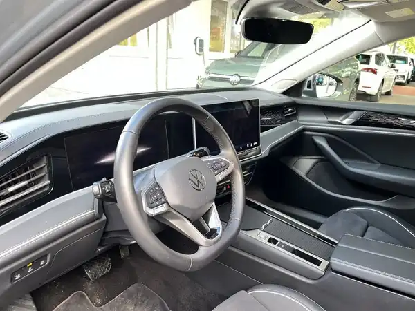 Das Bild zeigt das Innere eines VW Passat Variant mit schwarzem Interieur. Es gibt kein Händlersymbol und keine markanten Texteinblendungen.