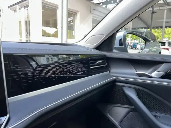 Das Bild zeigt das Innere eines VW Passat Variant mit einem schwarzen Interieur.