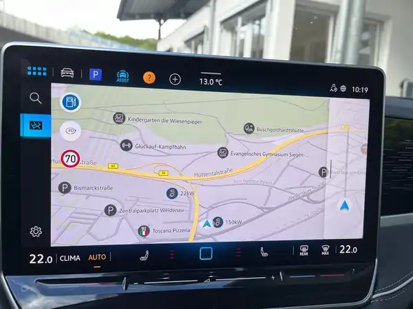 Das Bild zeigt das Navigationssystem eines VW Passat Variant im Fahrzeuginnenraum.