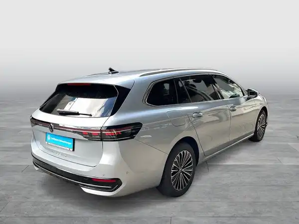 Das Bild zeigt einen VW Passat Variant von hinten, in silberner Farbe.