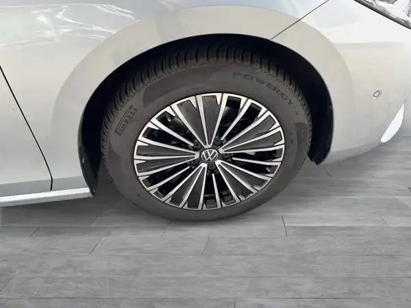 Bild zeigt die Seite eines silbernen VW Passat Variant mit einem Fokus auf dem Rad und der Felge.