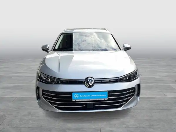 Das Bild zeigt einen silbernen VW Passat Variant aus der Frontalansicht, mit einem deutlich sichtbaren Händlerlogo und einer Texteinblendung.