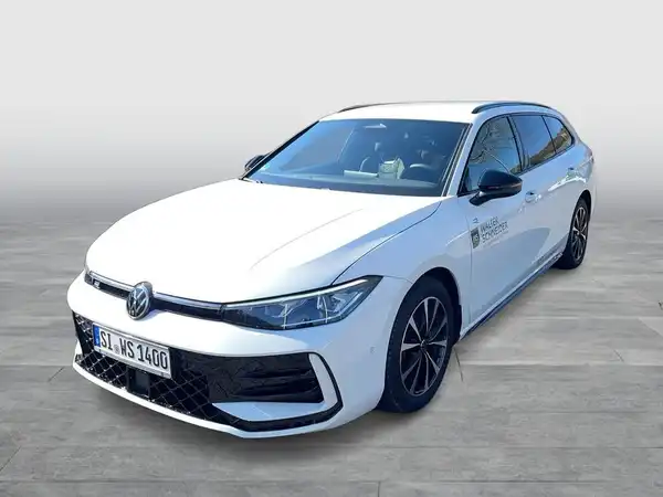Das Bild zeigt einen weißen VW Passat aus der Frontalansicht. Im Bild ist das Händlerlogo von Walter Schneider sowie eine Zertifizierung für Gebrauchtwagen sichtbar.